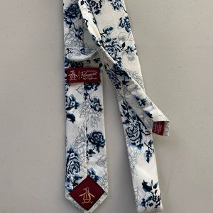 Original Penguin Men’s slim tie; blue and white floral